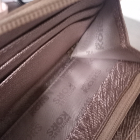 Michael kors gold wallet - Picture 7 of 13